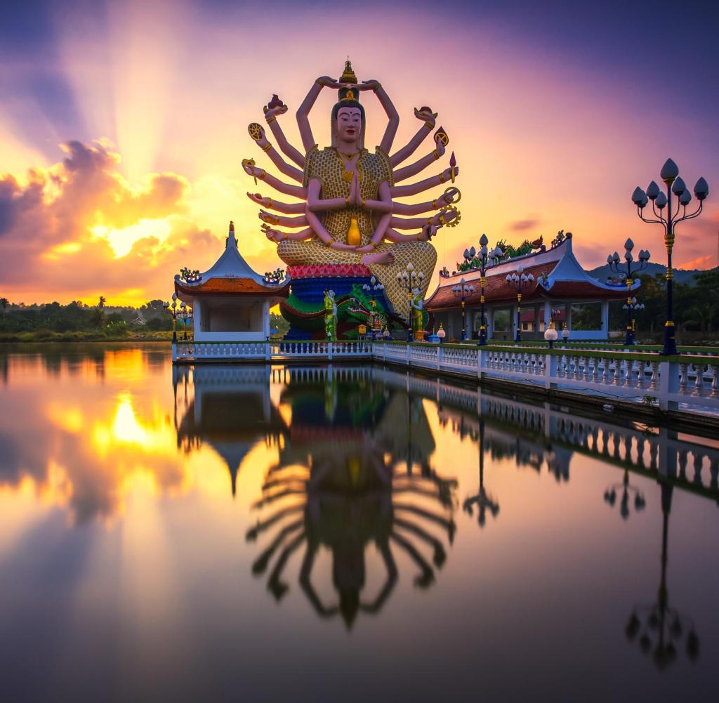 Wat Plai Laem